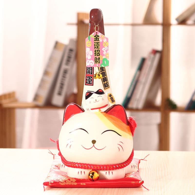 Gương mặt Mèo thần tài lúc nào cũng vui tươi, hớn hở như sẵn sàng đó những điều tốt đẹp đến cho chủ nhân.