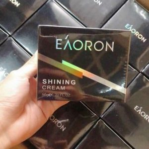 Kem Eaoron ngày chứa các thành phần: ➤ Chiết xuất trái Kunzea Pomifera (Táo Emu): chứa chất oxy hóa cao gấp 10 lần so với quả việt quất, bổ sung nhiều dưỡng chất nuôi dưỡng làn da sáng, khỏe, đẹp, chống lão hóa cho da và làm giảm quầng thâm, bọng mắt hiệu quả.