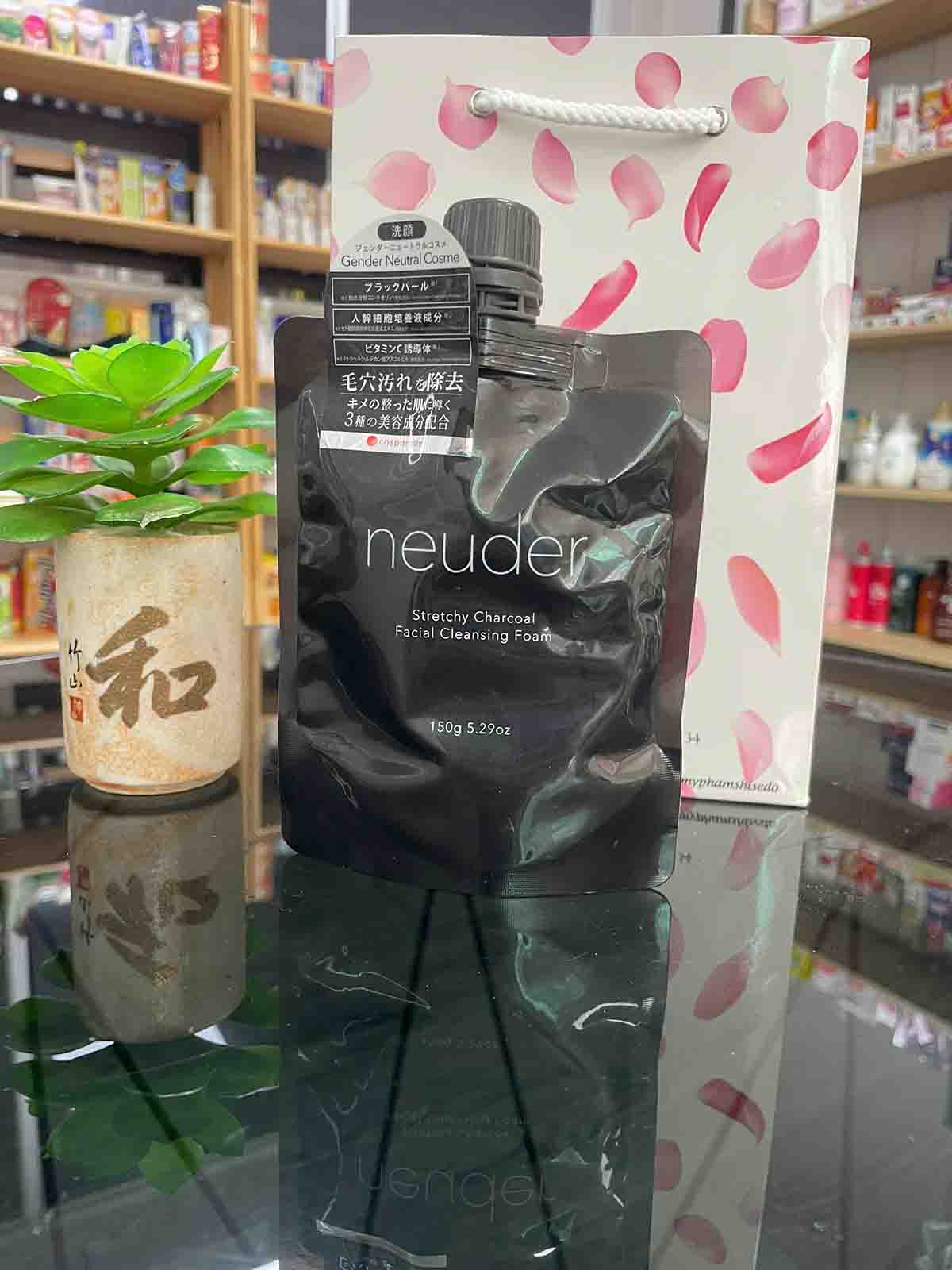 Sữa rửa mặt Neuder Stretchy Charcoal Facial Cleansing Foam 150g
