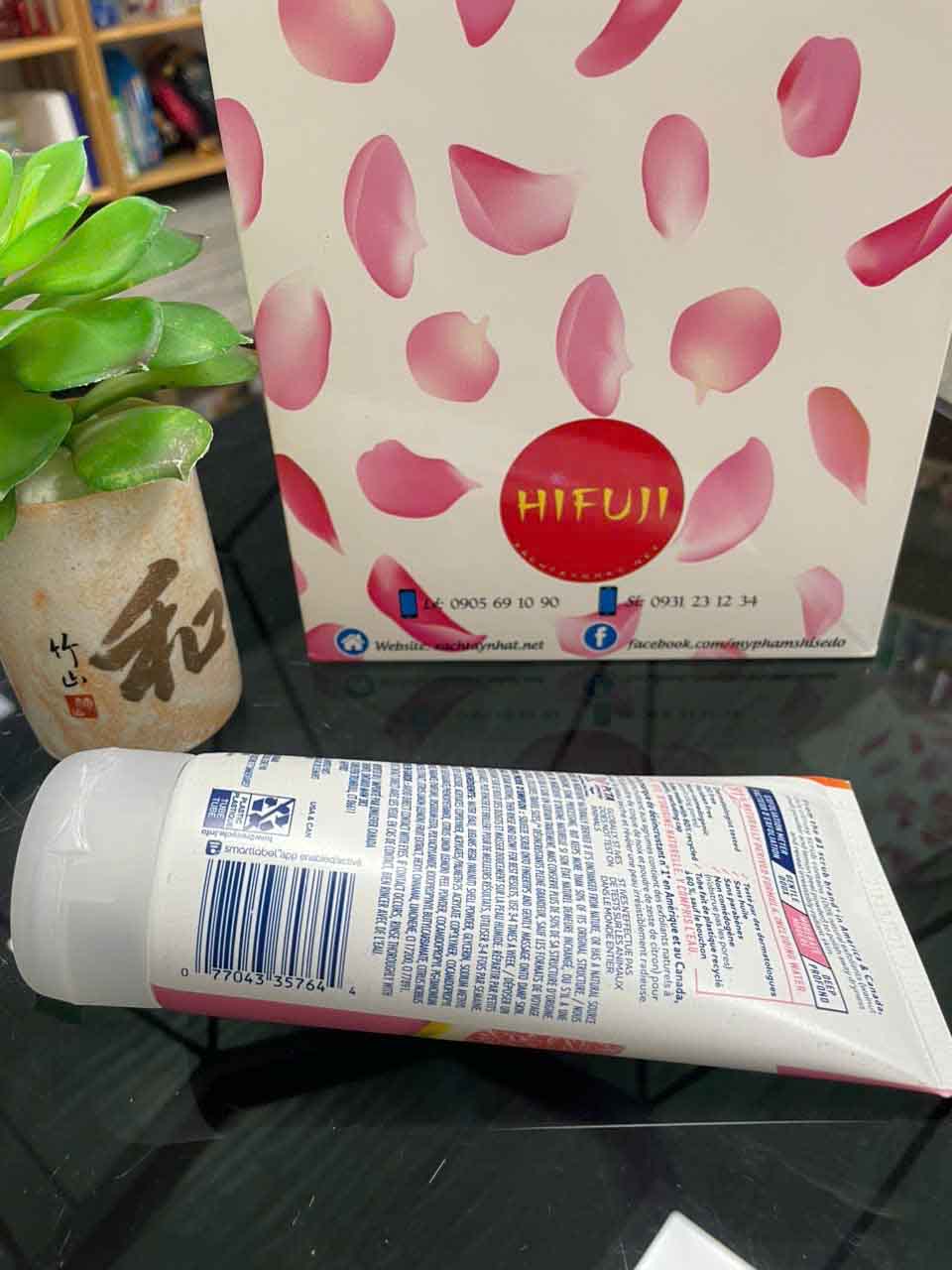 Sữa rửa mặt ST Ives Radiant Skin tẩy da chết Mỹ