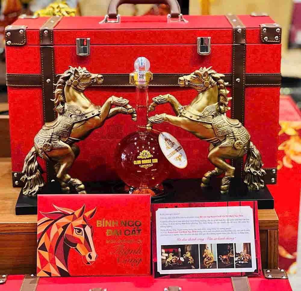 Bình Rượu ngựa đôi song mã kim loại Club House XXII 2026